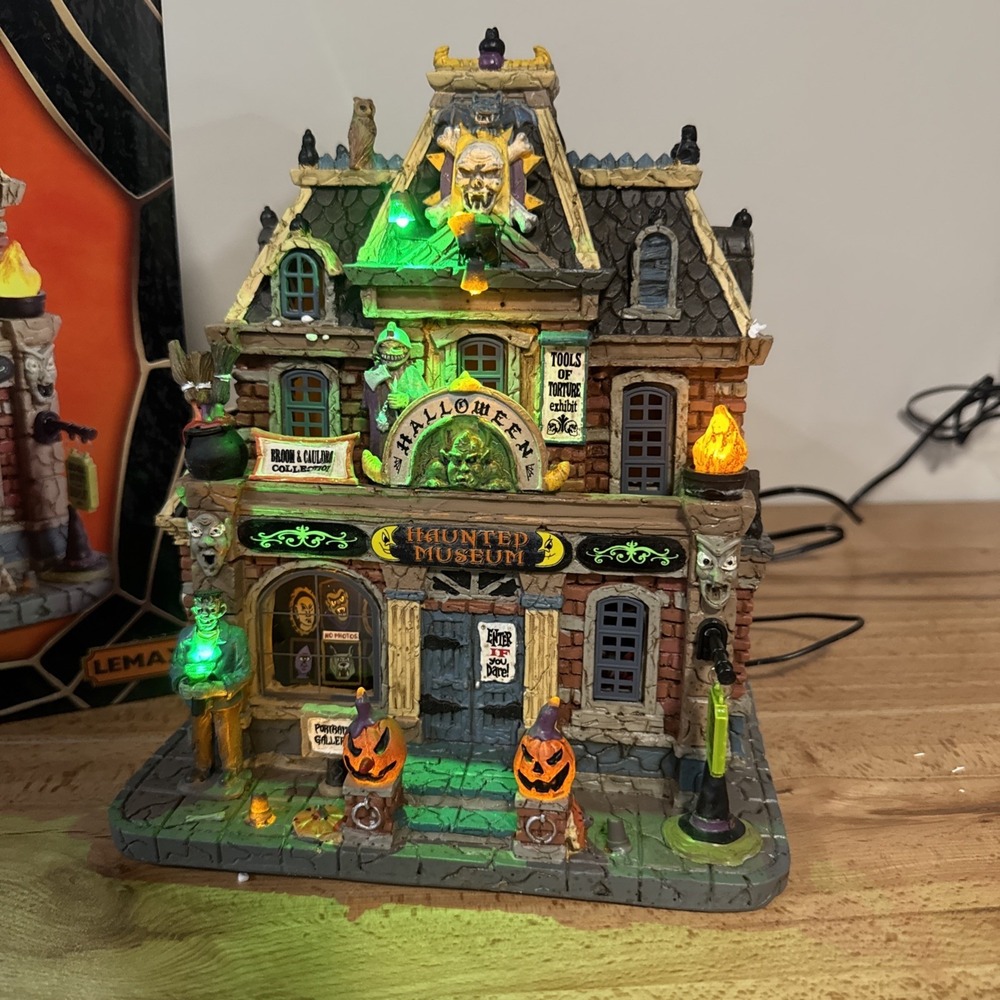 Lemax Spooky Town Village 2018 #85304 Halloween Haunted Museum Decor - Picture 2 of 5